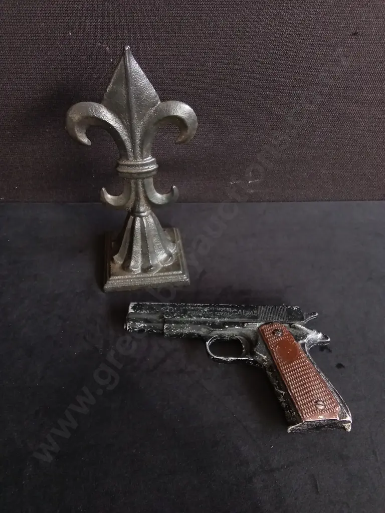 2 CAST IRON DECORATIVE ITEMS, TALLEST H 26 CM Image 1++