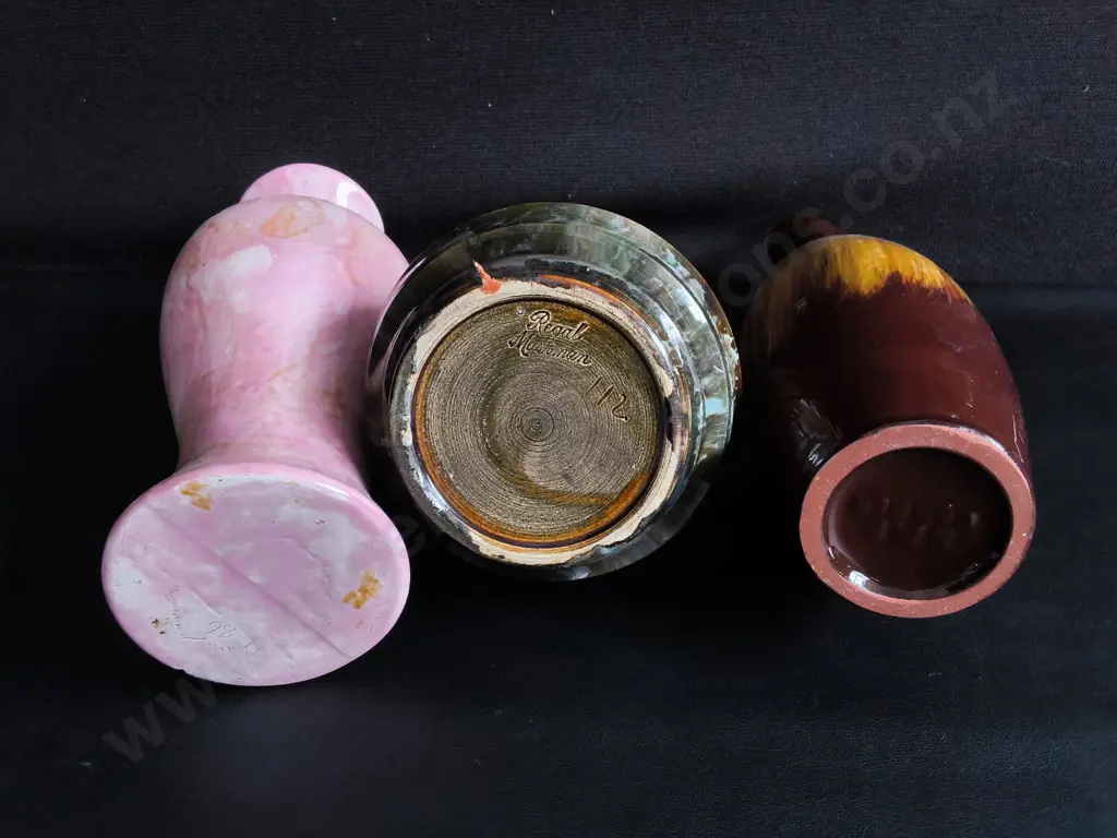 3 VINTAGE MID CENTURY ART POTTERY VASES, REGAL MASHMAN, BLUE MOUNTAIN AND PINK MOTTLED, TALLEST H 40 CM SMALL CHIP ON 1 Image 1++