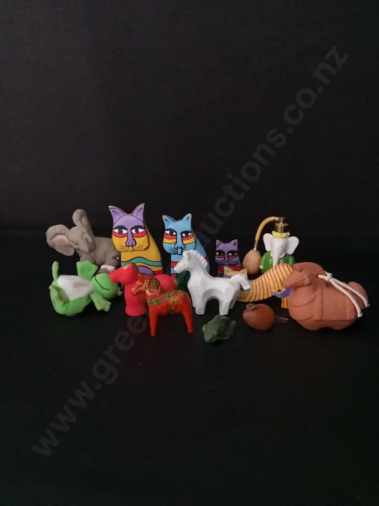 COLLECTION OF ANIMAL FIGURES TALLEST H12CM INCLUDING 4 VINTAGE LAUREL BURCH-STYLE WOODEN CATS Image 1++