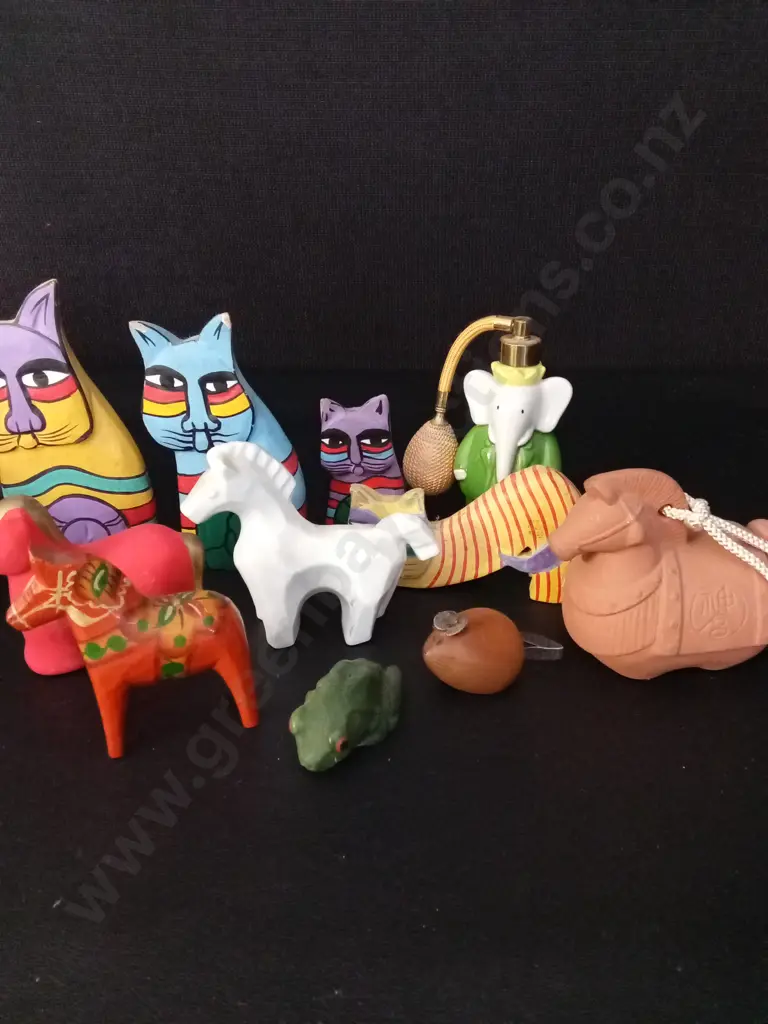COLLECTION OF ANIMAL FIGURES TALLEST H12CM INCLUDING 4 VINTAGE LAUREL BURCH-STYLE WOODEN CATS Image 1++
