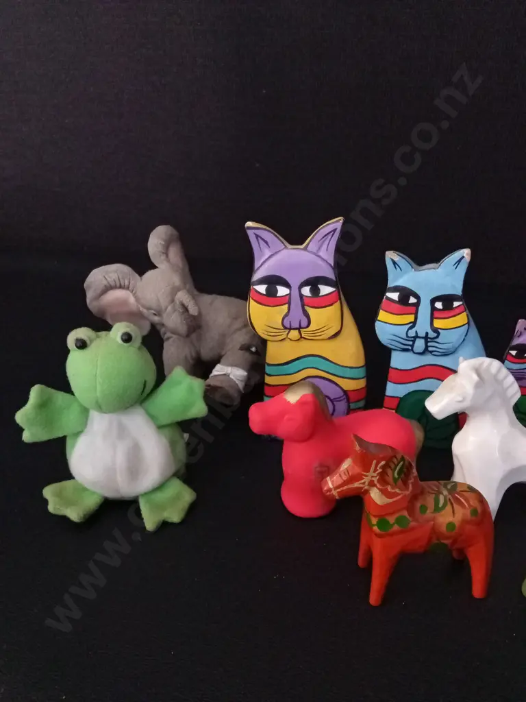 COLLECTION OF ANIMAL FIGURES TALLEST H12CM INCLUDING 4 VINTAGE LAUREL BURCH-STYLE WOODEN CATS Image 1++