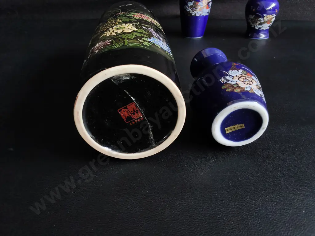 VINTAGE ASIAN COBALT BLUE KUTANI STYLE MINIATURE VASES AND GINGER JAR SET, AND JAPANESE BITŌ BLACK FLORAL VASE Image 1++