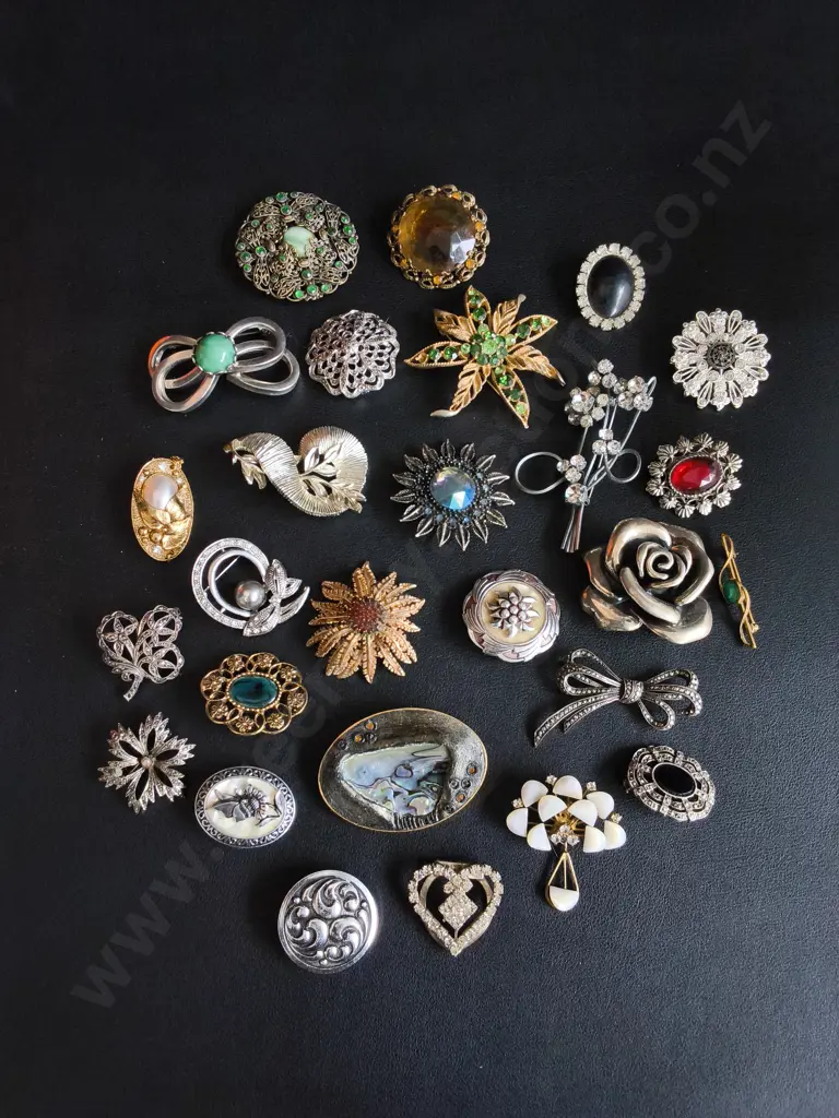 COLLECTION OF BROOCHES Image 1++