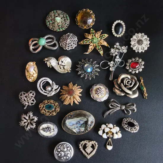 COLLECTION OF BROOCHES