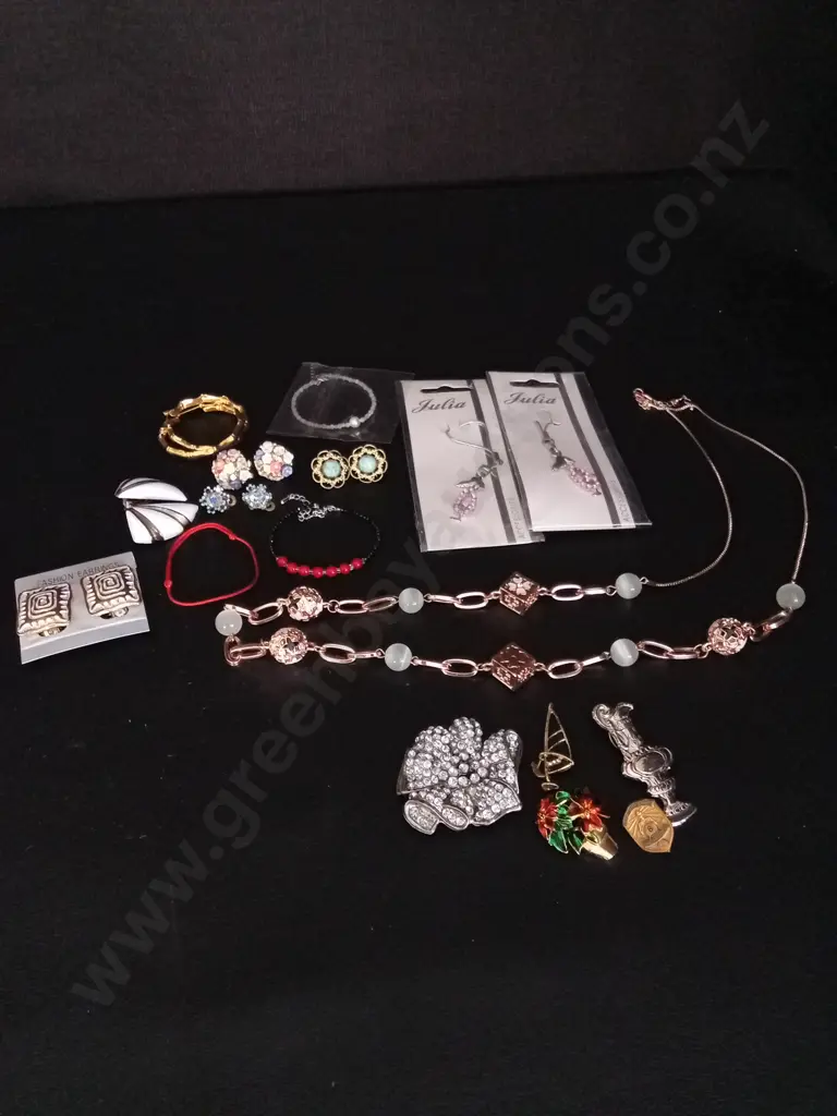 COLLECTION OF COSTUME JEWELLERY Image 1++