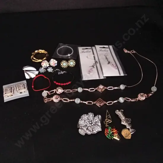 COLLECTION OF COSTUME JEWELLERY