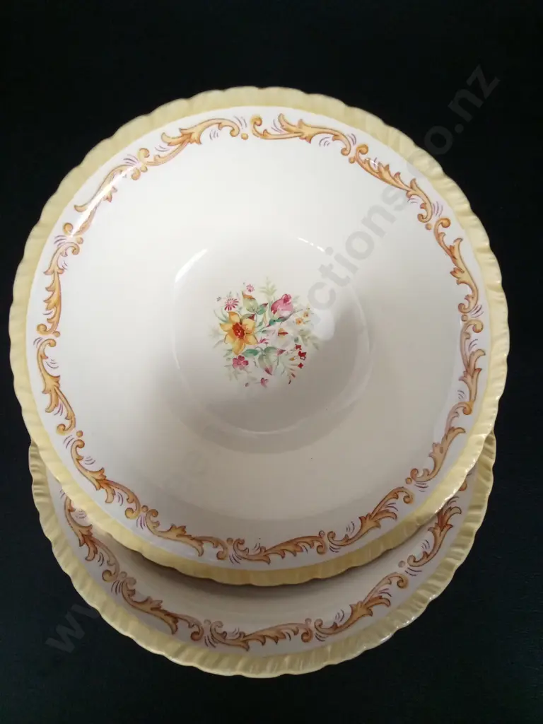 VINTAGE NEWHALL POTTERY 35 PIECE TEA AND DINNER COLLECTION Image 1++