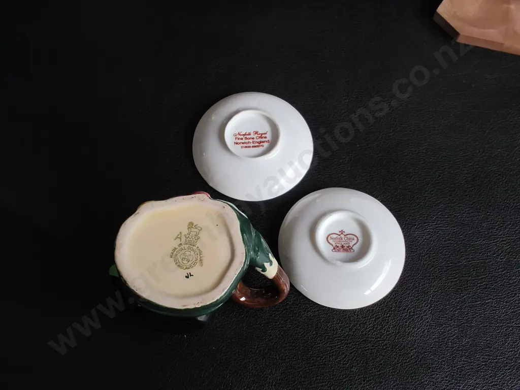 COLLECTION OF MINIATURE DECORATIVE PLATES AND CUPS, INCLUDING ROYAL DOULTON CHARACTER JUG, WIDEST DIA 9 CM Image 1++