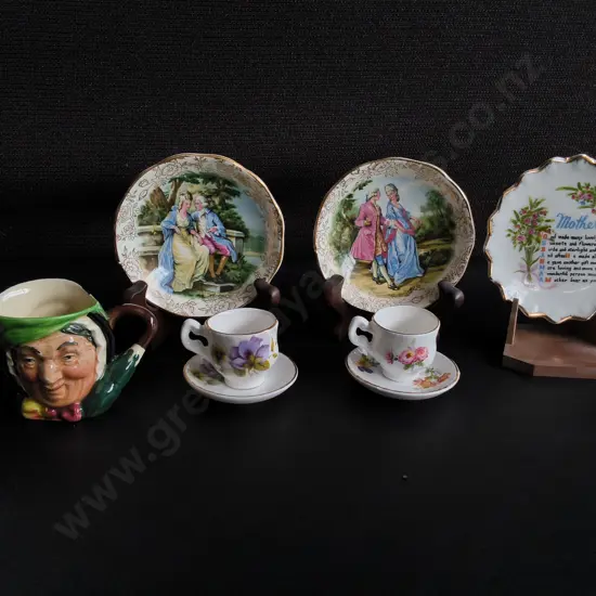 COLLECTION OF MINIATURE DECORATIVE PLATES AND CUPS, INCLUDING ROYAL DOULTON CHARACTER JUG, WIDEST DIA 9 CM