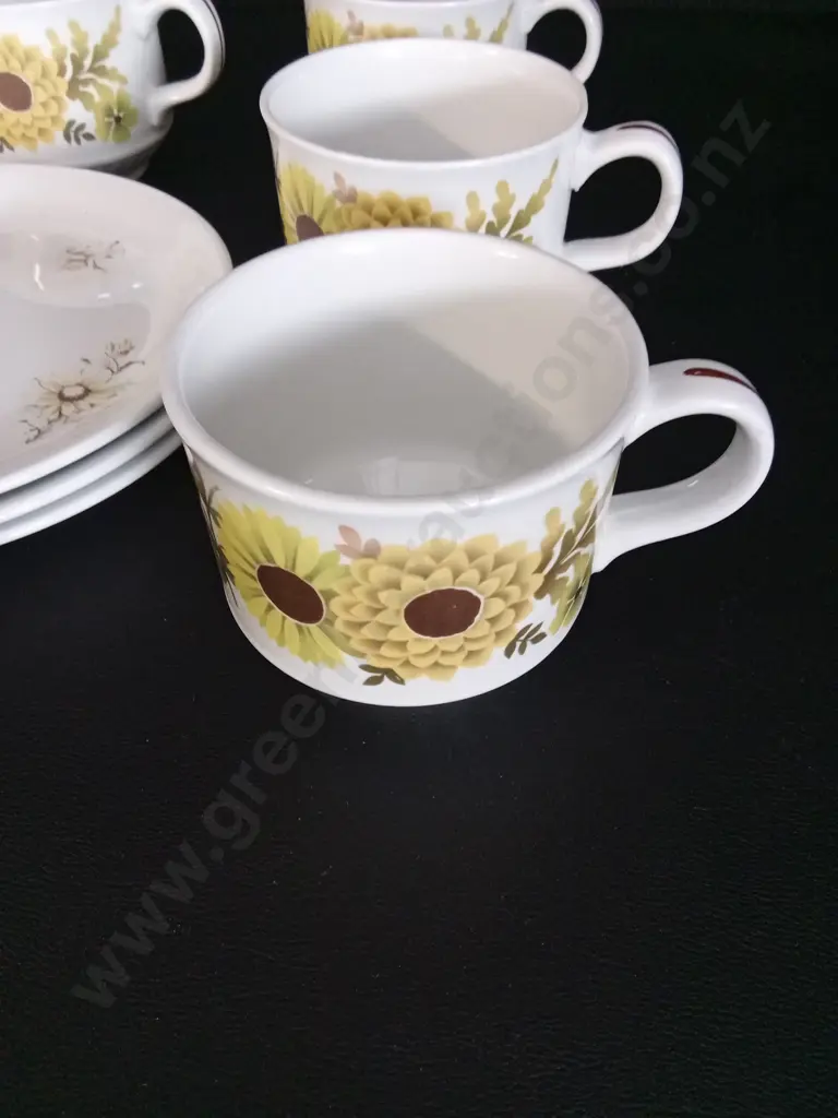 3 ALFRED MEAKIN SAUCERS AND 4 MUGS IN A SUNFLOWER PATTERN Image 1++