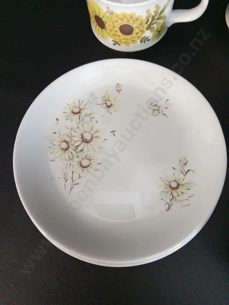 3 ALFRED MEAKIN SAUCERS AND 4 MUGS IN A SUNFLOWER PATTERN Image 1++