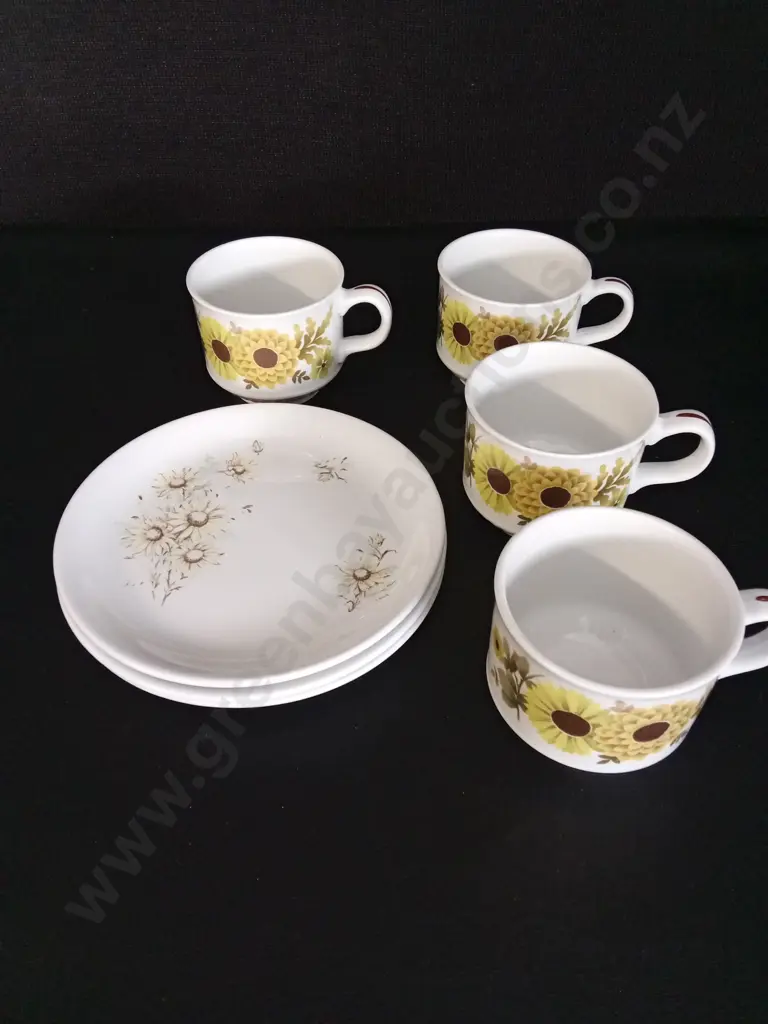3 ALFRED MEAKIN SAUCERS AND 4 MUGS IN A SUNFLOWER PATTERN Image 1++