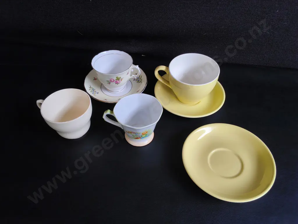 MIX OF VINTAGE CUPS AND SAUCERS, 7 PIECES Image 1++
