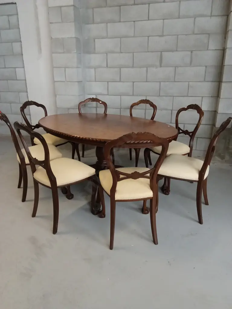VINTAGE WALNUT BURL VENEER OVAL 8 SEATER DINING TABLE WITH CARVED EDGES, AND 8 CUSHIONED CHAIRS, L 170CM X W 118CM Image 1++