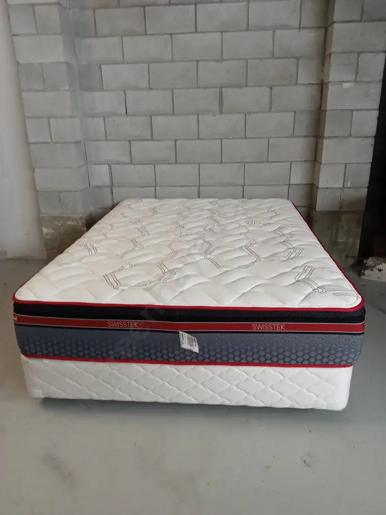 QUEEN SIZED SLEEPYHEAD SWISSTEK MATTRESS WITH BASE ON WHEELS Image 1++