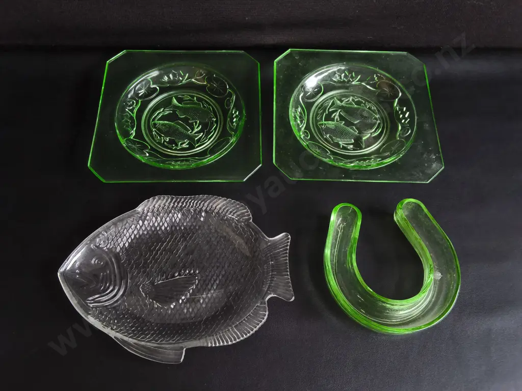 VINTAGE GLASS DISHES, 4 PIECES, ART DECO GREEN GLASS AND FISH SERVING DISH, WIDEST W 27.5 CM Image 1++
