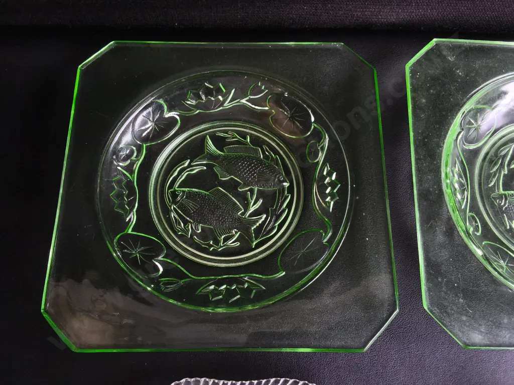 VINTAGE GLASS DISHES, 4 PIECES, ART DECO GREEN GLASS AND FISH SERVING DISH, WIDEST W 27.5 CM Image 1++