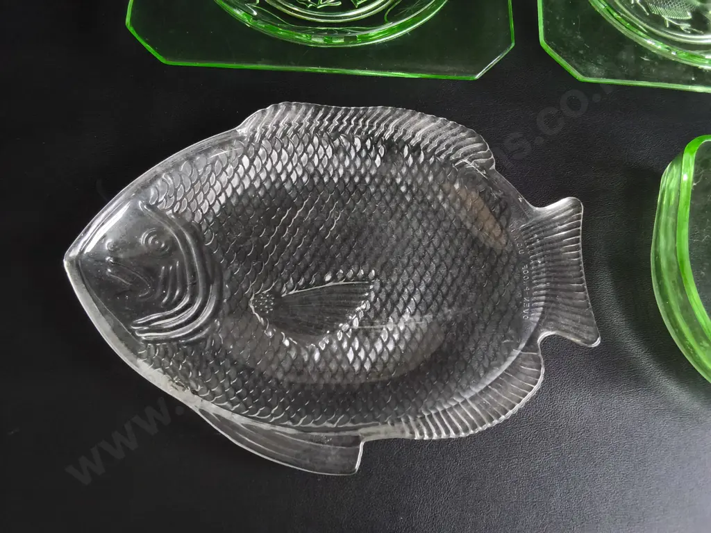 VINTAGE GLASS DISHES, 4 PIECES, ART DECO GREEN GLASS AND FISH SERVING DISH, WIDEST W 27.5 CM Image 1++