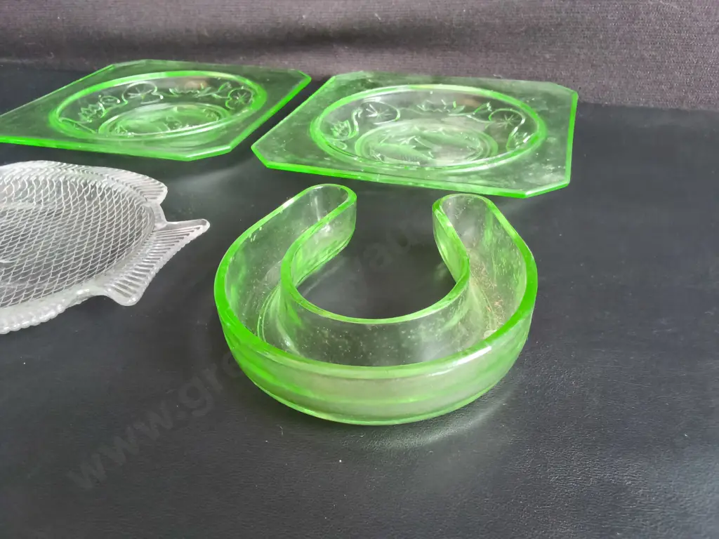 VINTAGE GLASS DISHES, 4 PIECES, ART DECO GREEN GLASS AND FISH SERVING DISH, WIDEST W 27.5 CM Image 1++