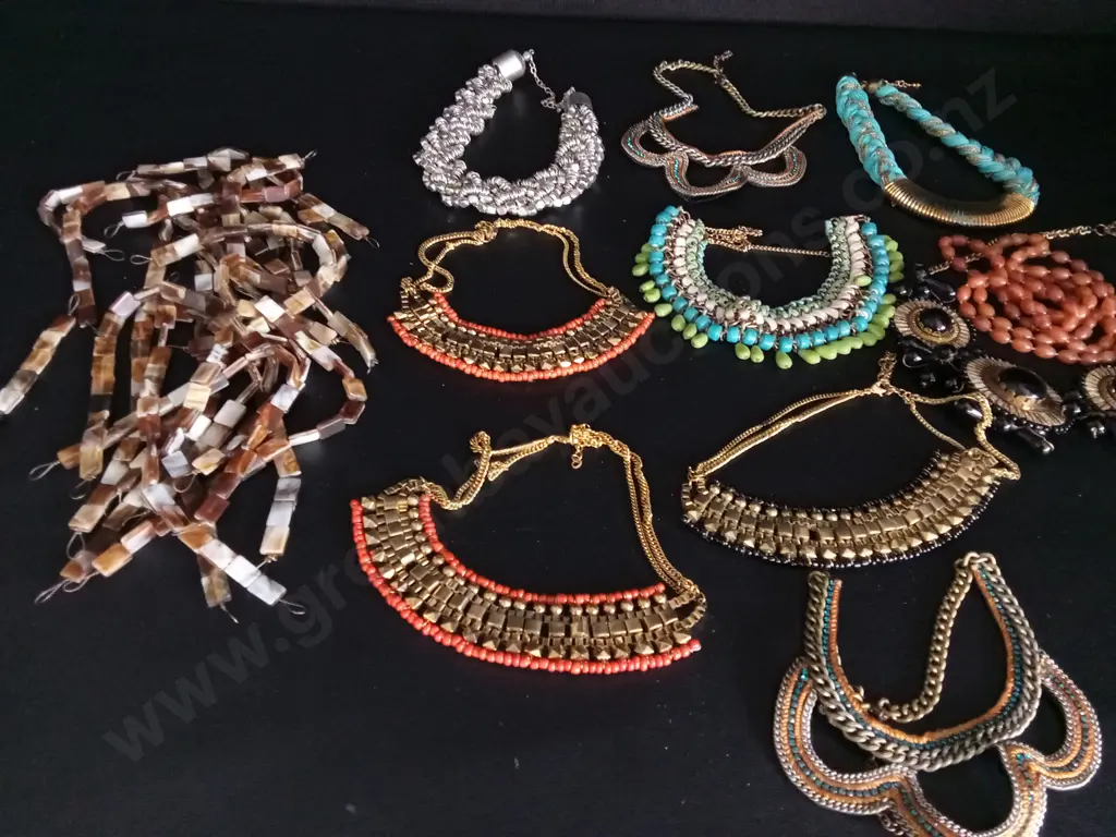 BOX OF COSTUME JEWELLERY Image 1++