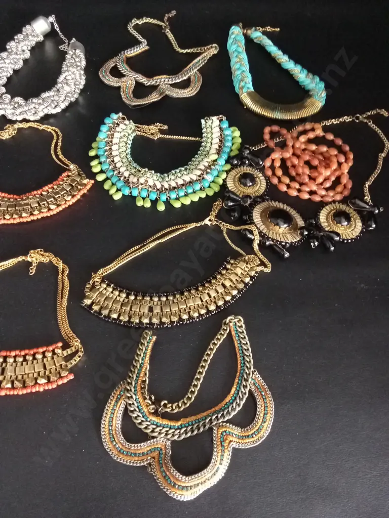 BOX OF COSTUME JEWELLERY Image 1++