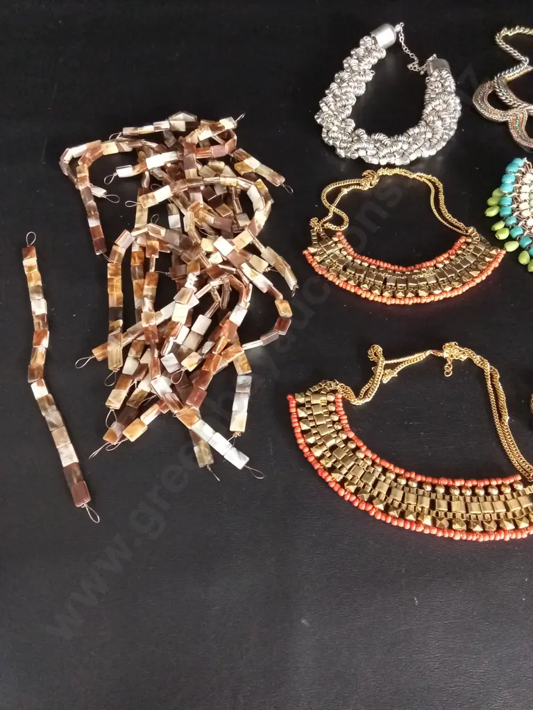 BOX OF COSTUME JEWELLERY Image 1++