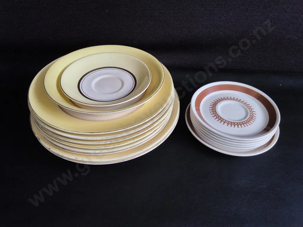 MIX OF VINTAGE CROWN LYNN PLATES, INCLUFING "FORMA" PATTERN, 16 PIECES TOTAL Image 1++