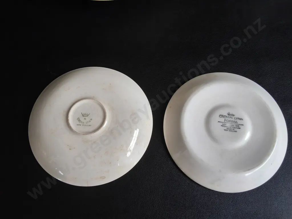 MIX OF VINTAGE CROWN LYNN PLATES, INCLUFING "FORMA" PATTERN, 16 PIECES TOTAL Image 1++