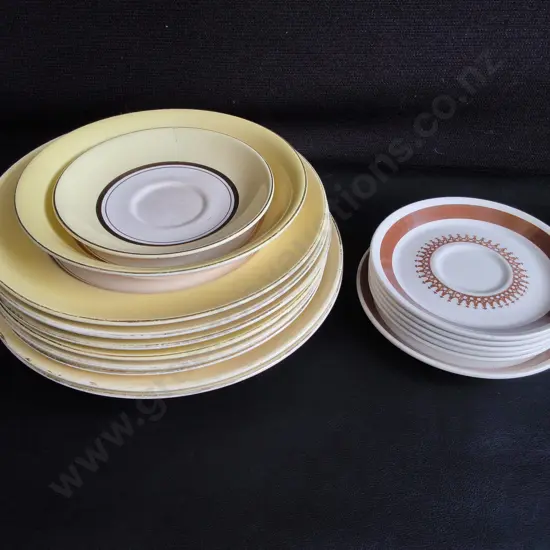 MIX OF VINTAGE CROWN LYNN PLATES, INCLUFING "FORMA" PATTERN, 16 PIECES TOTAL