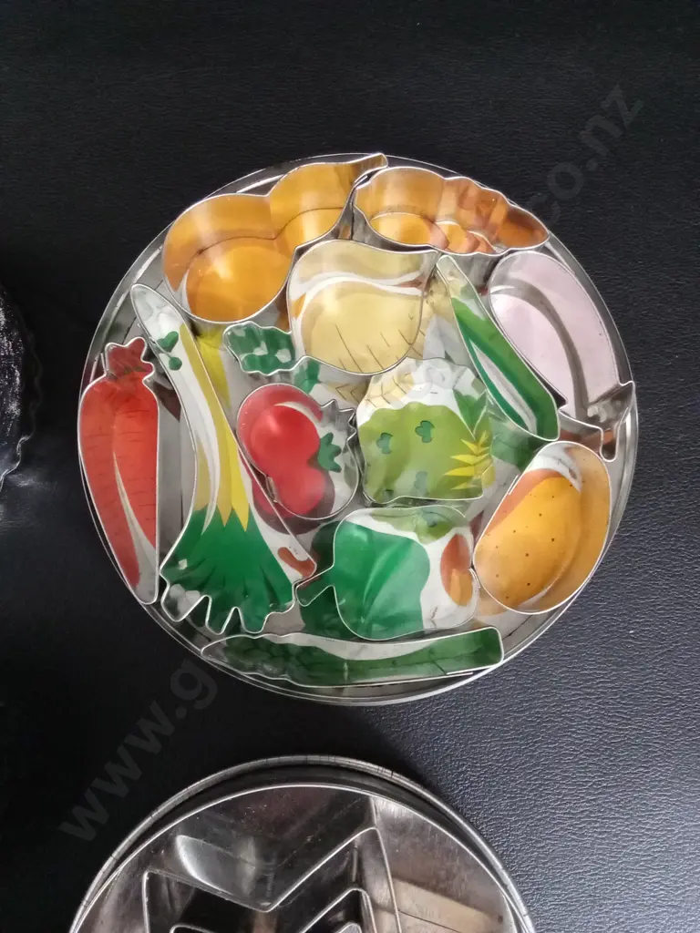 3 SETS OF VINTAGE COOKIE CUTTERS Image 1++