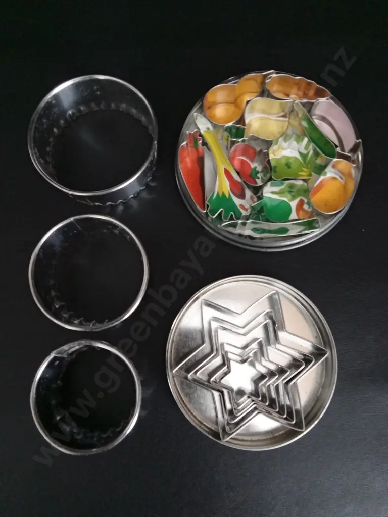 3 SETS OF VINTAGE COOKIE CUTTERS Image 1++