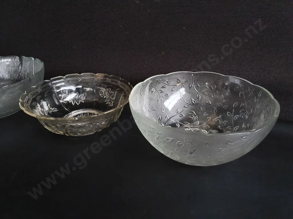 3 VINTAGE CUT GLASS BOWLS, INCLUDING ARCOROC, WIDEST DIA 27 CM Image 1++
