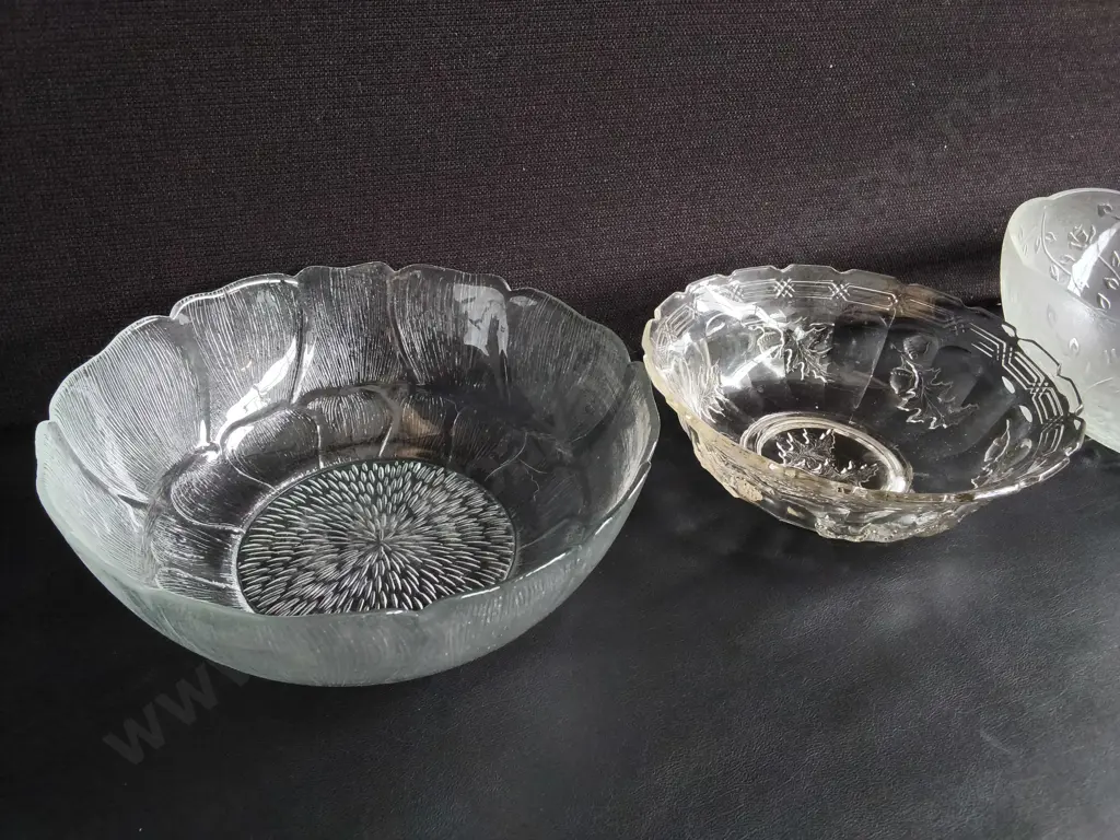 3 VINTAGE CUT GLASS BOWLS, INCLUDING ARCOROC, WIDEST DIA 27 CM Image 1++