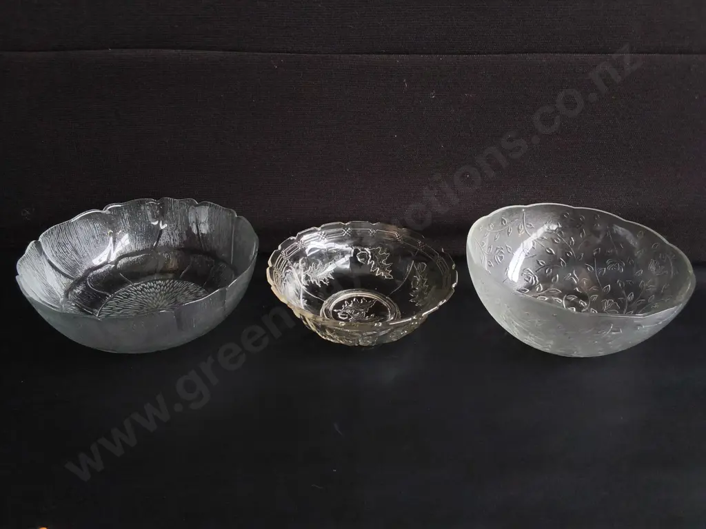 3 VINTAGE CUT GLASS BOWLS, INCLUDING ARCOROC, WIDEST DIA 27 CM Image 1++