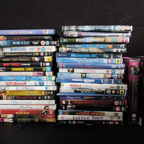MIX OF DVDS, INCLUDING BOX SETS