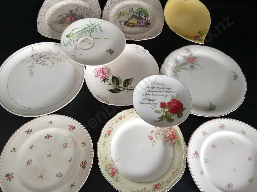 11 PLATES INCLUDING CROWN LYNN LARGEST DIA 25CM Image 1++