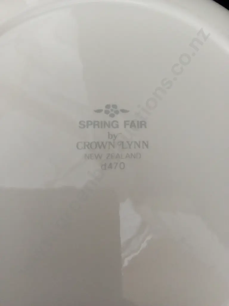 11 PLATES INCLUDING CROWN LYNN LARGEST DIA 25CM Image 1++