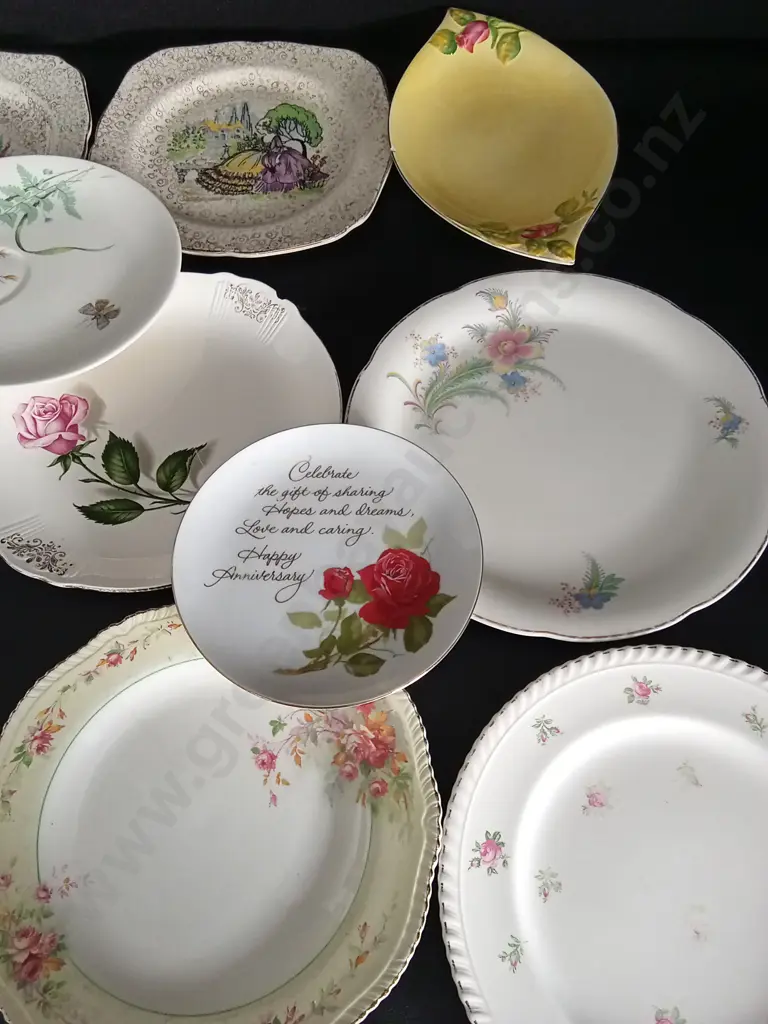 11 PLATES INCLUDING CROWN LYNN LARGEST DIA 25CM Image 1++