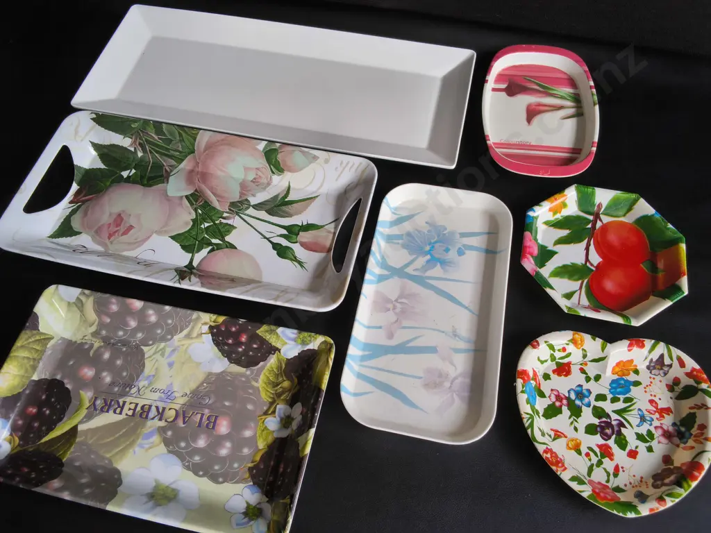 MIX OF PLASTIC SERVING DISHES, WIDEST W 49 CM Image 1++