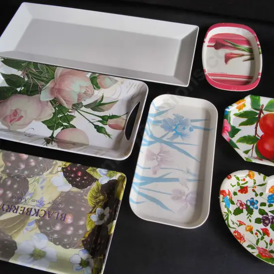 MIX OF PLASTIC SERVING DISHES, WIDEST W 49 CM