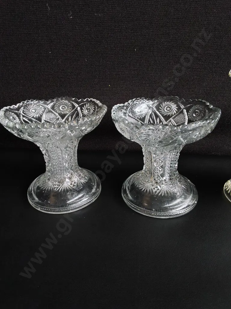 VINTAGE CLEAR PRESSED GLASS ITEMS, PEDESTAL STANDS, VASE, AND PITCHER, TALLEST H 18 CM Image 1++