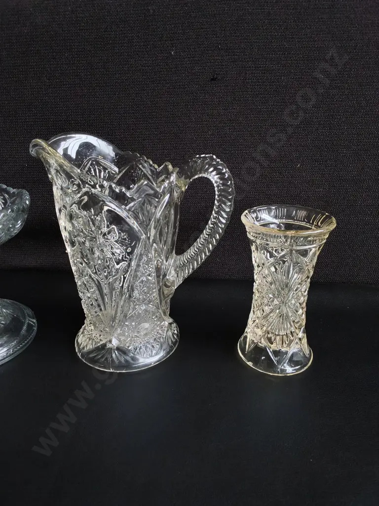 VINTAGE CLEAR PRESSED GLASS ITEMS, PEDESTAL STANDS, VASE, AND PITCHER, TALLEST H 18 CM Image 1++
