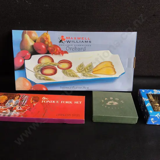 VINTAGE ENTERTAINING KITCHEN ITEMS, PACKAGED, MAXWELL & WILLIAMS PLATTER, JASON COASTERS, ETC, WIDEST W 38 CM