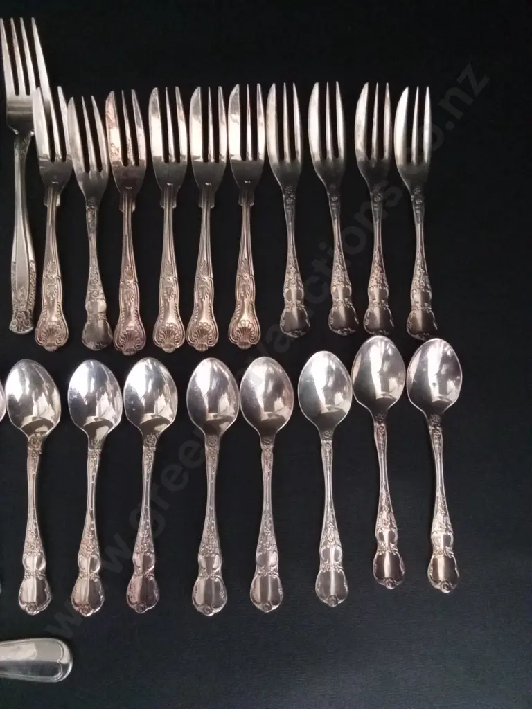 MIX OF VINTAGE SILVER PLATED CUTLERY Image 1++