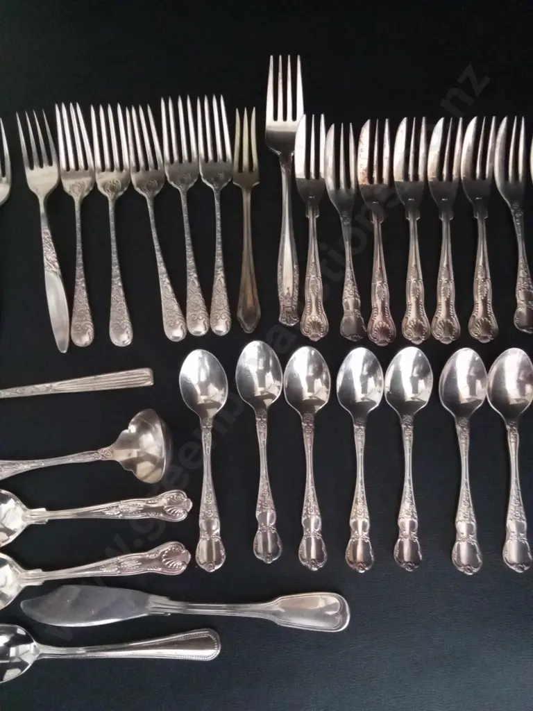 MIX OF VINTAGE SILVER PLATED CUTLERY Image 1++