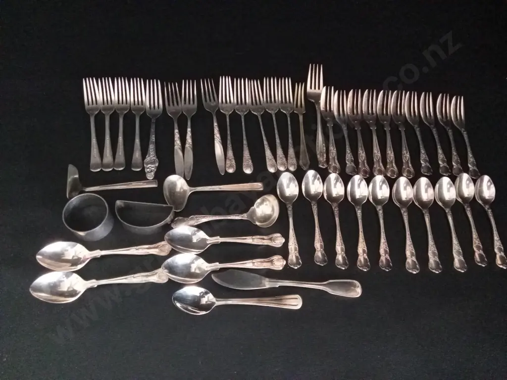 MIX OF VINTAGE SILVER PLATED CUTLERY Image 1++