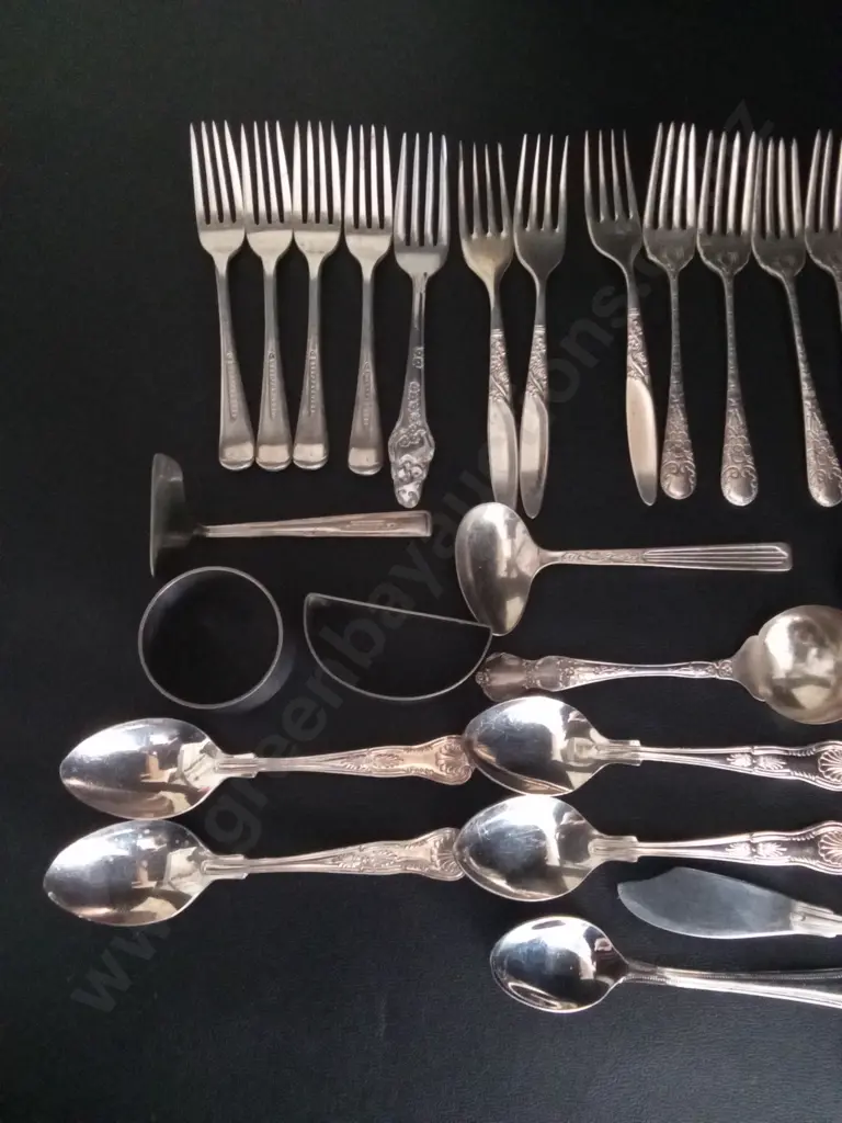 MIX OF VINTAGE SILVER PLATED CUTLERY Image 1++