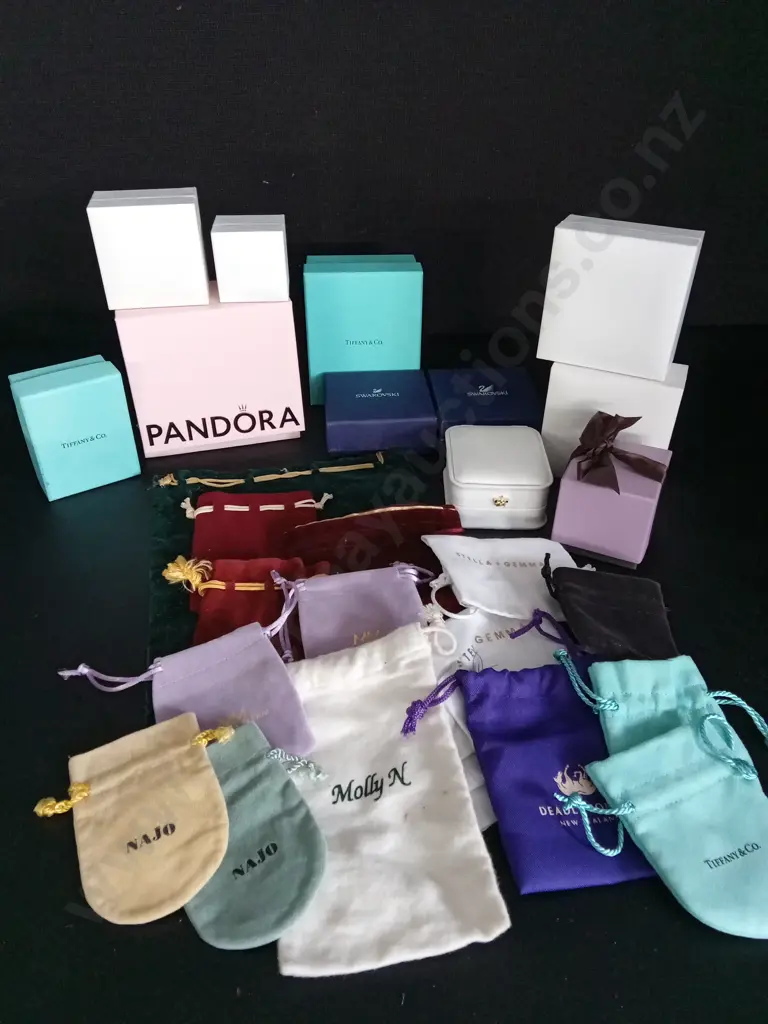 COLLECTION OF JEWELLERY BOXES AND BAGS Image 1++