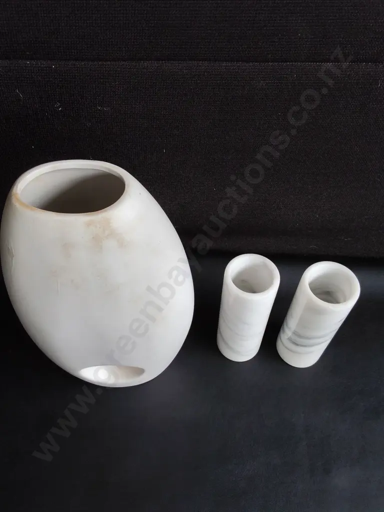 3 MODERNIST STYLE VASES, INCLUDING PAIR OF WHITE MARBLE VASES, TALLEST H 30 CM Image 1++