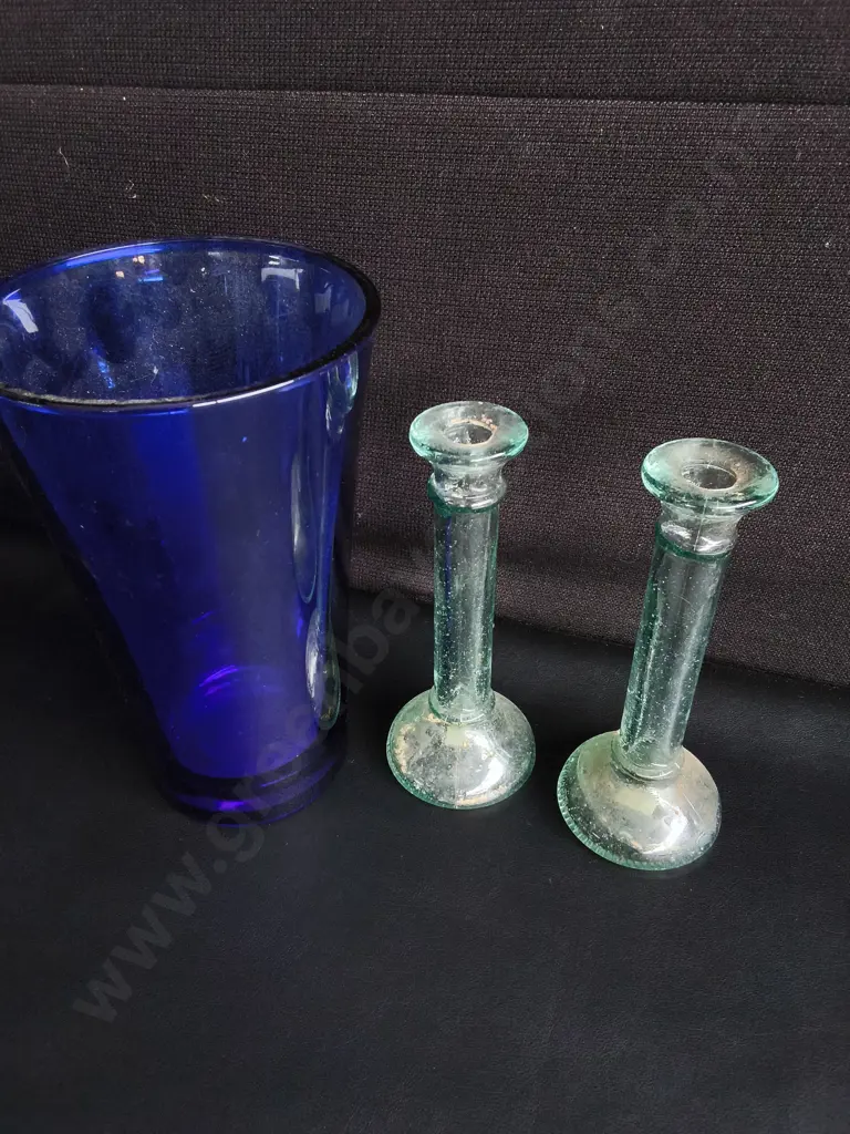 VINTAGE COBALT BLUE GLASS VASE AND PAIR OF GLASS BUD VASES, TALLEST H 24.5 CM Image 1++